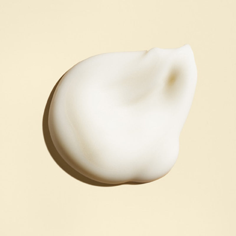 Cream texture of Oribe Balm d’Or Heat Styling Shield