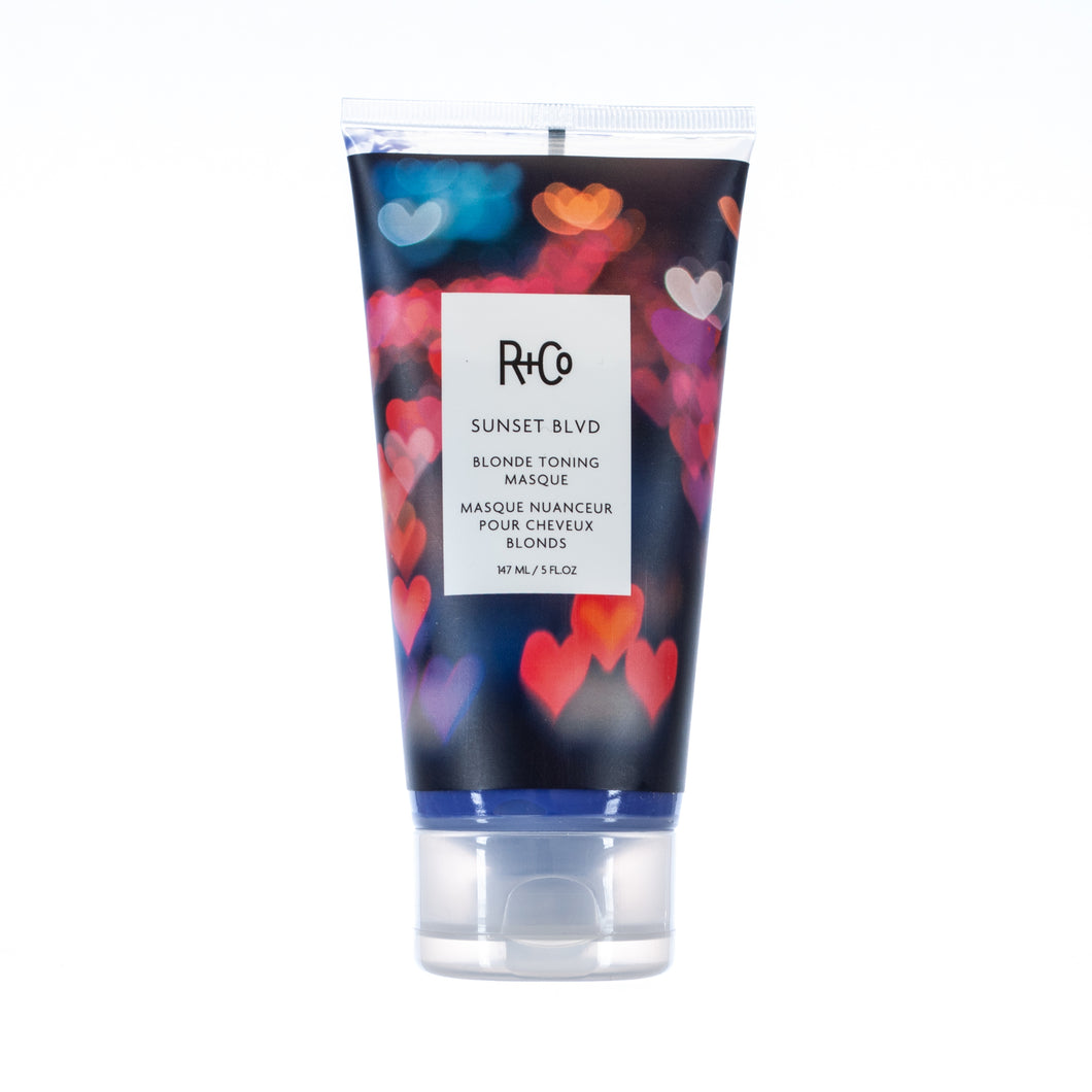 R+Co - SUNSET BLVD Masque bottle with blurry hearts photo background